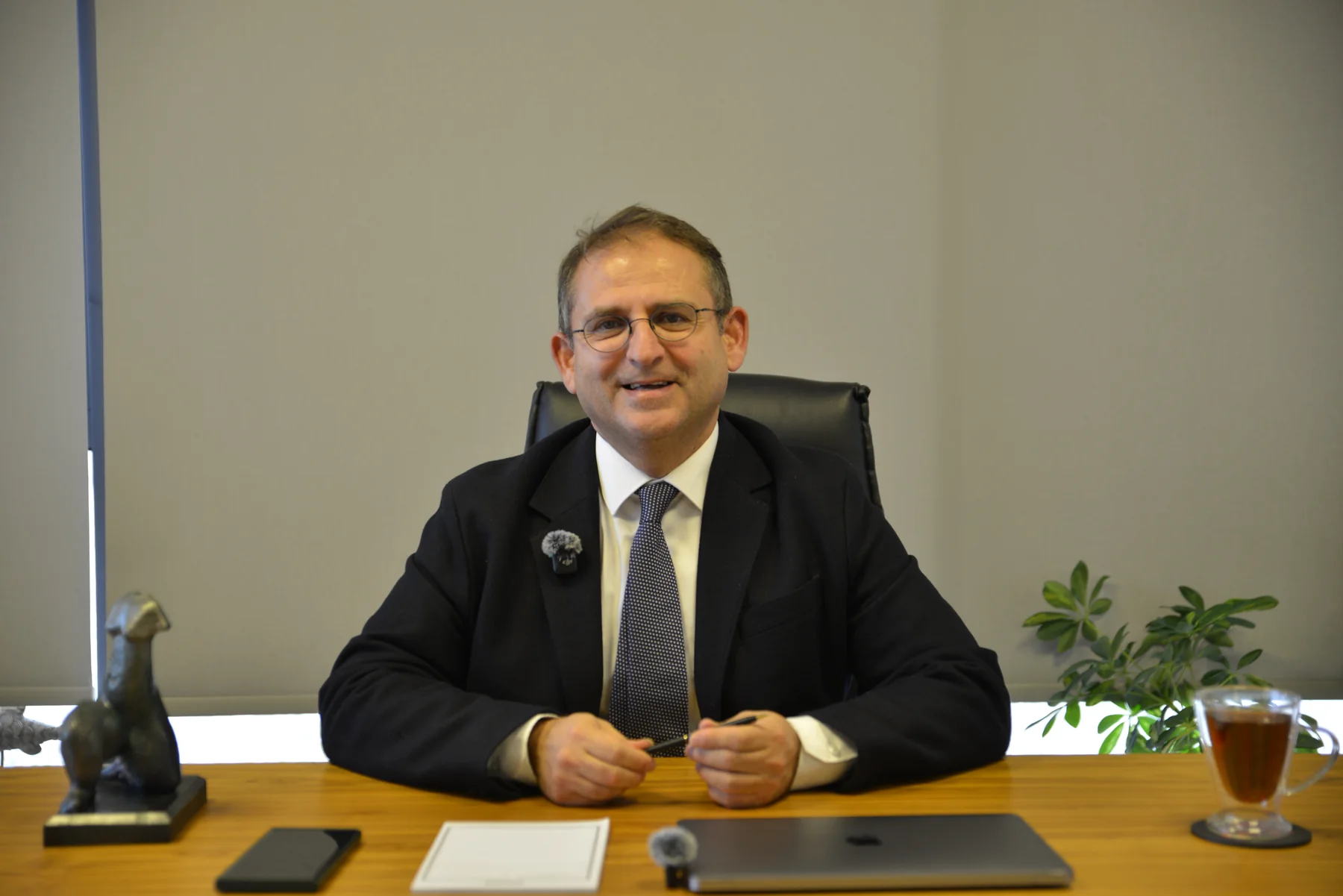 Prof. Dr. Mesut Gürdal masa başında